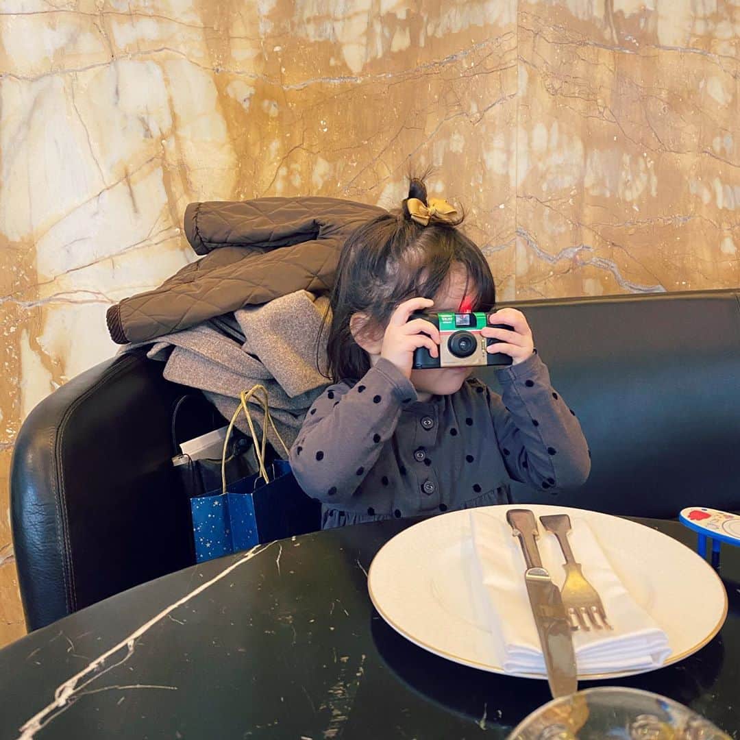 MEGのインスタグラム：「デジタル世代に残り６回しか撮れない事を伝えるのが困難。」