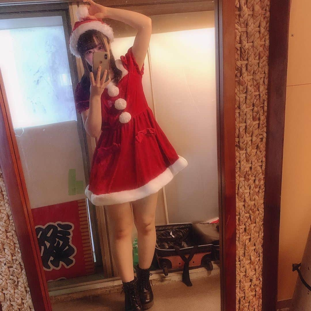 海月咲希のインスタグラム：「メリークリスマスイブ。 #今年の赤サンタ #鈴がポイント #ヒールで身長詐欺 #てか今日はテニプリの主人公越前リョーマの誕生日 #それを言いたいだけ #明日はクリスマス」