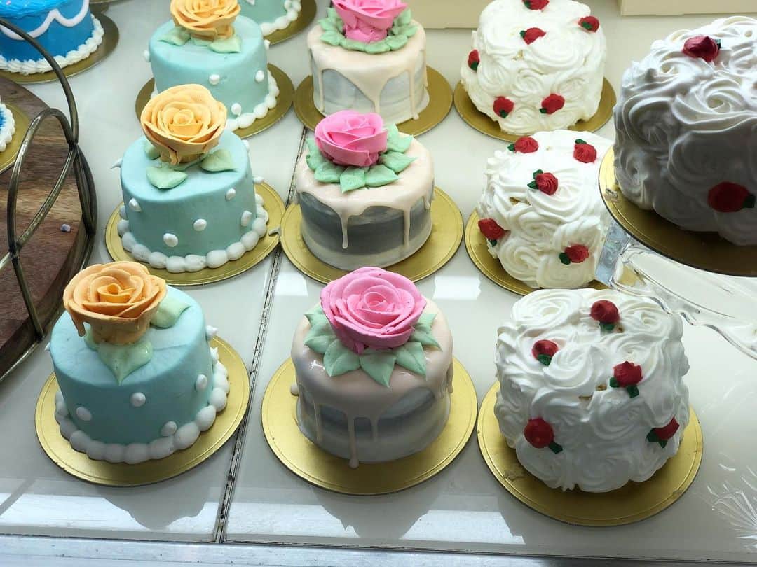 甲斐みのりさんのインスタグラム写真 - (甲斐みのりInstagram)「自分だけのための小さなケーキ。大きいケーキも別で買うため、にぎやかな場所に寄り道したら、てっぺんの花がぽろんと落ちていた。それでも嬉しい。明日の朝のお楽しみ。  #菓子菓子菓子 #乙女の東京 #東京ロマンチック案内」12月24日 23時52分 - minori_loule