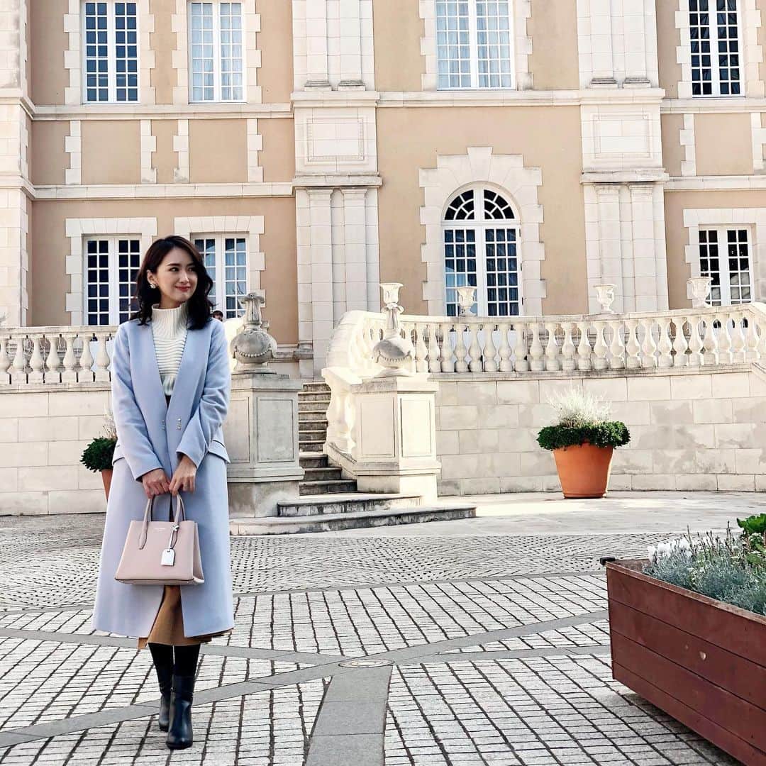 花岡維生のインスタグラム：「すごく久しぶりに恵比寿ガーデンプレイスに行って、クリスマスケーキも食べて、クリスマス気分を満喫🎄✨ 今年はアイスブルーの色味が気に入っている @tonal_official のコートばかり着てます☺️💓 展示会で一目惚れしたのですが、購入して良かった一着♡ #christmas #クリスマス🎄 #🎄 #merrychristmas #クリスマス気分 #コート #tonal #アイスブルー #ootd #今日のコーデ #coordinate #恵比寿ガーデンプレイス #バカラ #baccarat」