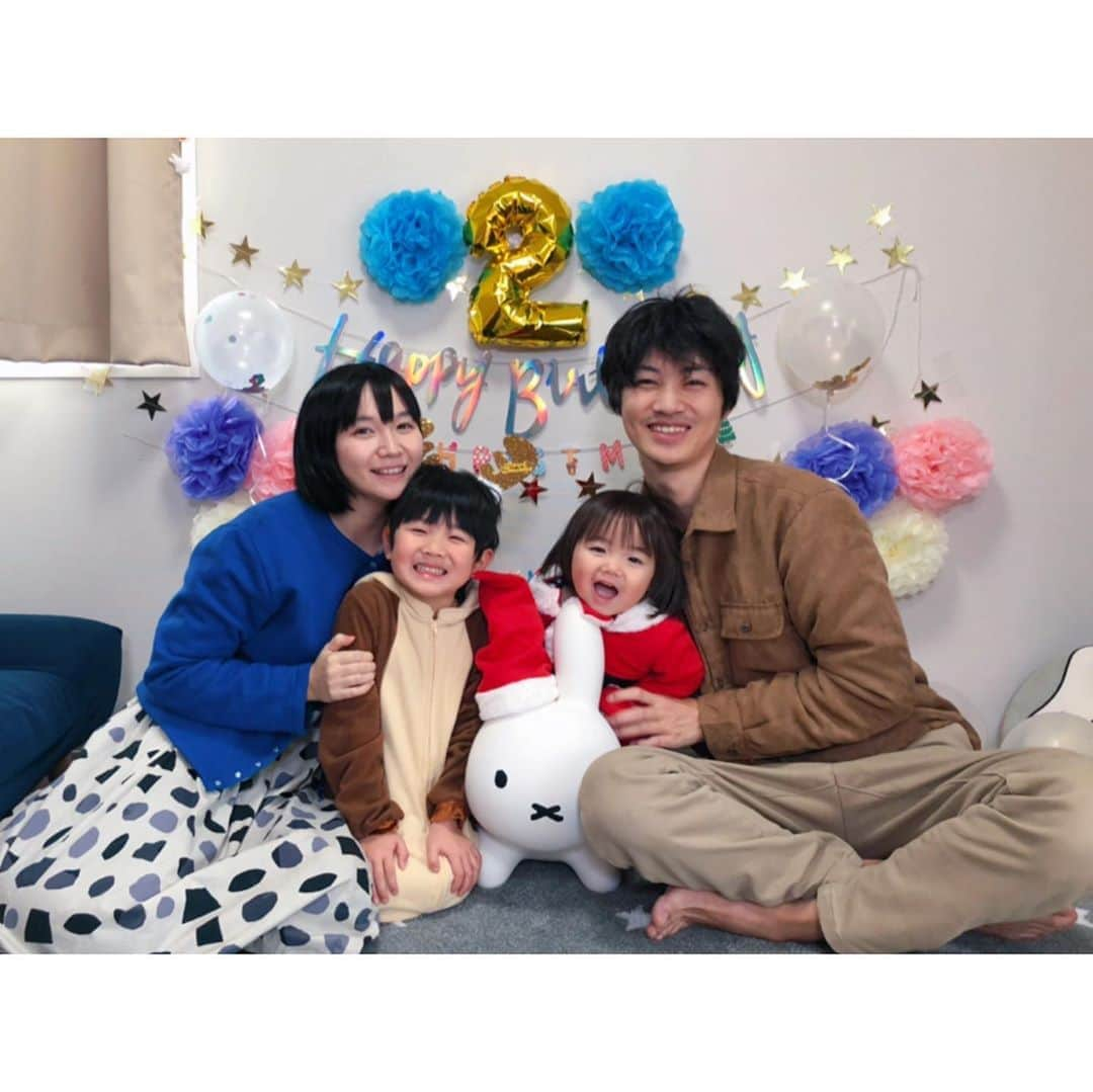 鈴川絢子のインスタグラム：「🎄12/24﻿ Happy Birthday🎂Tokiwa﻿ ﻿ 次男ときわが2歳になりました！﻿ ﻿ 最近はまた一段と出来ることや言葉が増えて意思表示もはっきりと、時には長男ひたちが怯むほどの怪獣ぶりを発揮することも🦖😂﻿ ﻿ これからも毎日楽しく、兄弟仲良く、すくすく健康に成長してくれますように…🙏✨﻿」