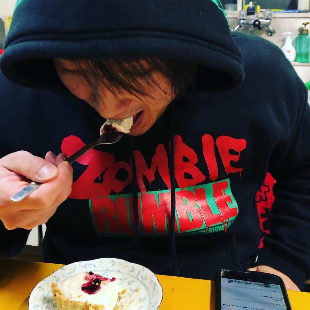 兵頭彰さんのインスタグラム写真 - (兵頭彰Instagram)「レアチーズケーキ作ってみましたがちょっち失敗💦 しかし！ 美味しい😋 #bjw #大日道場飯」12月24日 23時49分 - hyodo_bjw