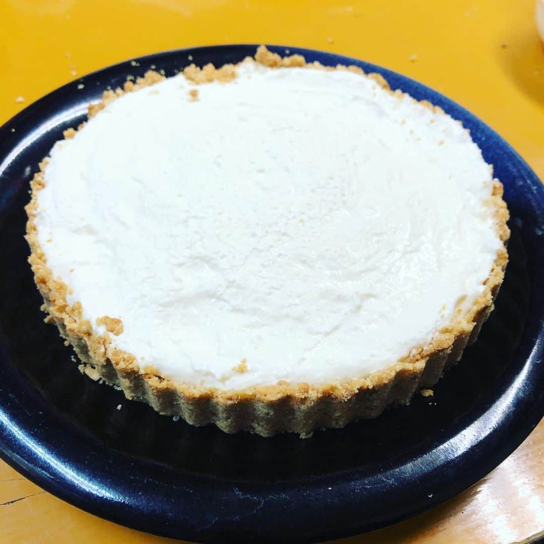 兵頭彰のインスタグラム：「レアチーズケーキ作ってみましたがちょっち失敗💦 しかし！ 美味しい😋 #bjw #大日道場飯」