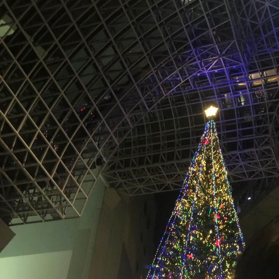 タピエスタイルさんのインスタグラム写真 - (タピエスタイルInstagram)「ここは京都駅 クリスマスイブ 明日からのイベントの設営のため タピエスタッフが大集合しました。 ちょっと面白い展示が完成しました。 是非みなさま いらしてくださいね！ 、  ギャラリー&ショップ『タピエスタイル』がジェイアール京都伊勢丹に登場! 今、身に着けたい旬なアイテムから秋を感じさせる新作まで、 ハンドメイドアクセサリーを中心に心躍るクリエイターズ雑貨をご紹介します。 「kawaii」が溢れる空間で、お気に入りの作品を見つけに来て下さい。  POP UP STORE inジェイアール京都伊勢丹 日程：2019年12月25日（水）～2020年1月7日（火） 営業時間：10:00〜20:00 ただし、以下の日は営業時間が異なります。  1月2日（木）は9：30〜20：00 1月3日（金）・1月4日（土）は10：00〜20：30 となります。 場所：ジェイアール京都伊勢丹4F The market アクセス:https://www.isetan.mistore.jp/kyoto/access.html https://www.isetan.mistore.jp/kyoto.html  出展ブランド（順不同） [全日程参加] a蒼o POCHi Pink Owl Bijou Lipatti TOKOKOTO フェアリックガトー m a r i n a JEWELRY Ora briller Bigiotteria NAU×08 happyfactory cher&fran shellytina naotjewelry clue Masutasi f accessory Atelier Sayura zena Miela Crea coco petit. rinse chercher-doux lopi F [後半(1/2~7)のみ参加] Youuumu Couture* CHEEEKY　 little voice KRONOS++ aster Nasturtium Brillante rera KIRARI-holic cher&fran 、 、 #タピエスタイル」12月24日 23時50分 - tapiestyle