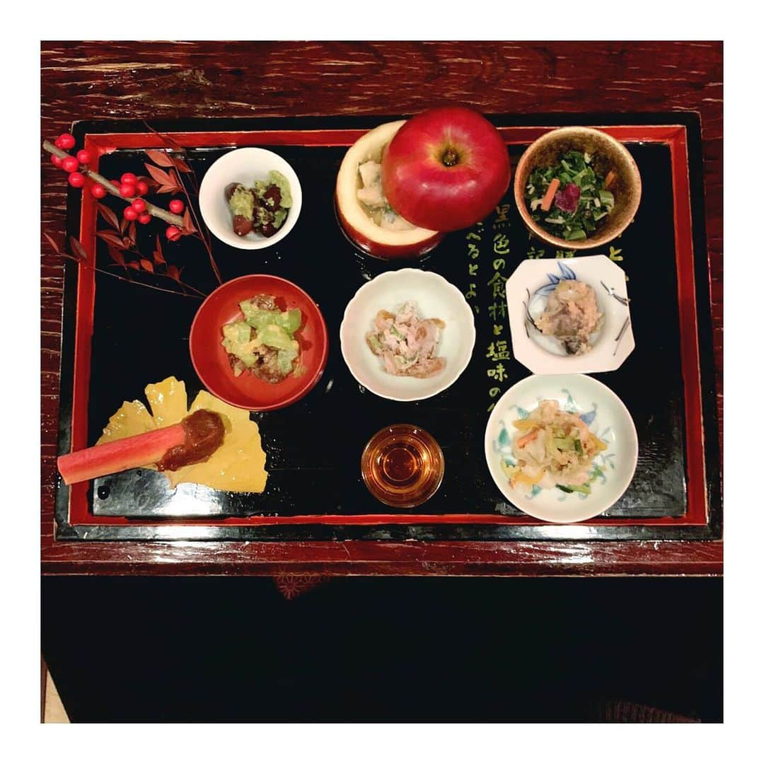 MICHIRUさんのインスタグラム写真 - (MICHIRUInstagram)「You are what you eat 🥢 人生の全てが詰まった盛り合わせのお盆。 甘い 辛い 苦い すっぱい しょっぱい 五味は大切な五臓六腑に直結。  たくさんの野菜を焼く、揚げる、和える、炒める、蒸す、煮るで食べました。 あなたが食べた物があなたをつくる。 あんなにたくさん食べたのに身体が軽く、心も身体も地球も喜んでます。 ご馳走さまでした✨✨✨ . #そさいぼう #sosaibo #蔬菜坊 #禅料理　#宇宙　#35周年おめでとうございます」12月24日 23時50分 - barbiemichiru