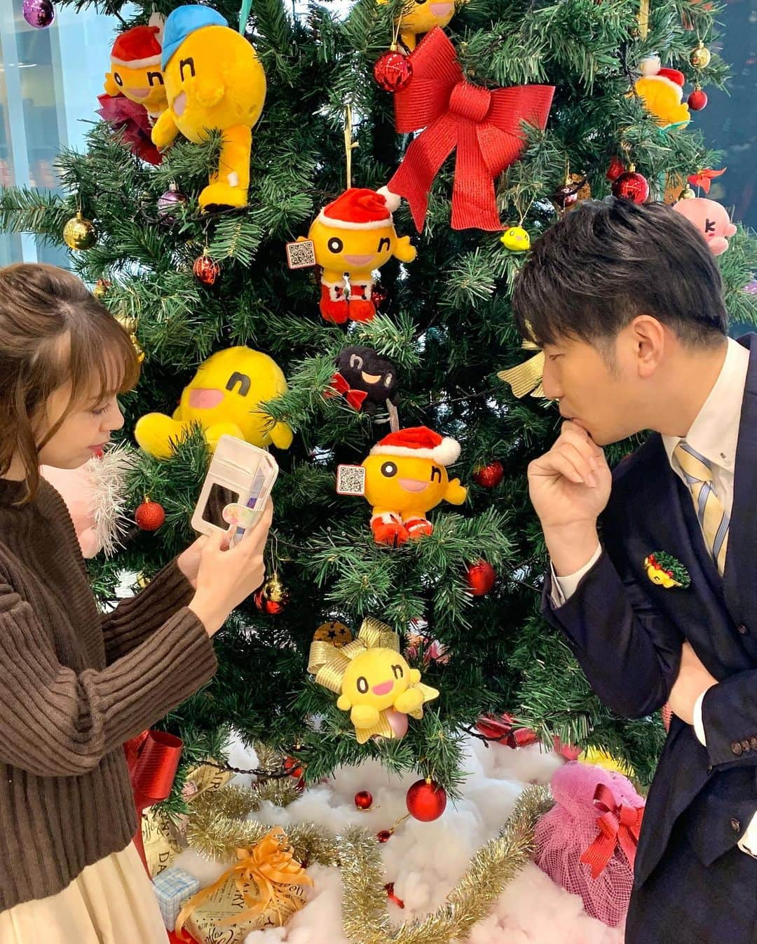 福田太郎さんのインスタグラム写真 - (福田太郎Instagram)「🎄 Merry Christmas🎅 ホワイトクリスマスが 毎年ほぼ確で訪れるのは、 北海道、雪国の特権ですよね〜☃️ ⠀ 良い子は早く寝て、 サンタさんを待ちましょう🦌  #onちゃん #クリスマスツリー あります✌️ @さっぽろ創世スクエア HTBエントランス （朝日新聞側にドーンとそびえ立ってます） #QRコード を読み取ると良いことが？ #メリークリスマス #merrychristmas #メリクリ  #北海道 #札幌 #ホワイトクリスマス にしても 今日は寒過ぎましたね。帰宅したら家の気温４度🥶  #HTB #イチオシ‼︎ #アナウンサー #土屋まり #イチモニ！#福田太郎 #クリスマスソング 歌いがち #プレゼント 楽しみ過ぎて、朝早く起きがち🎁」12月24日 23時56分 - htb_tarofukuda