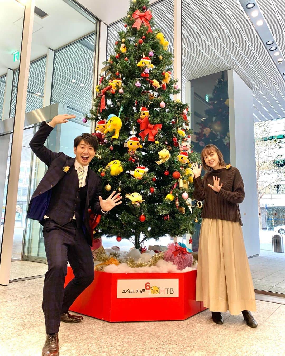 福田太郎のインスタグラム：「🎄 Merry Christmas🎅 ホワイトクリスマスが 毎年ほぼ確で訪れるのは、 北海道、雪国の特権ですよね〜☃️ ⠀ 良い子は早く寝て、 サンタさんを待ちましょう🦌  #onちゃん #クリスマスツリー あります✌️ @さっぽろ創世スクエア HTBエントランス （朝日新聞側にドーンとそびえ立ってます） #QRコード を読み取ると良いことが？ #メリークリスマス #merrychristmas #メリクリ  #北海道 #札幌 #ホワイトクリスマス にしても 今日は寒過ぎましたね。帰宅したら家の気温４度🥶  #HTB #イチオシ‼︎ #アナウンサー #土屋まり #イチモニ！#福田太郎 #クリスマスソング 歌いがち #プレゼント 楽しみ過ぎて、朝早く起きがち🎁」