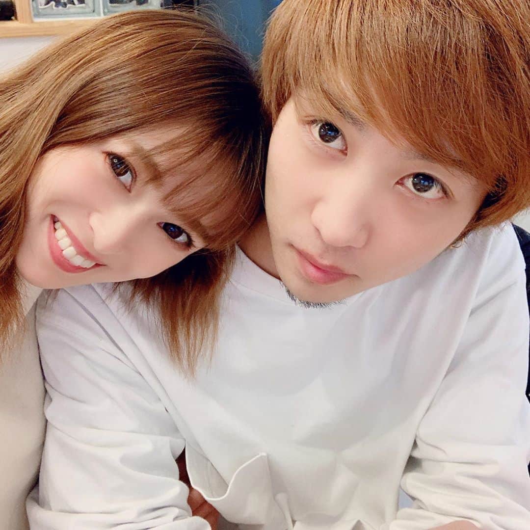 町田亜里香のインスタグラム：「#仲良しごっこ  #仲良し夫婦 笑 . . 仲良しなふりしてみたショットを ストーリーズにあげたら 似てる！兄妹みたい😶😶 ってDMめっちゃもらったので 投稿もしておく🤢 でもたまに似てるって言われる。笑 こんな鼻でかくないよん。笑 （悪口だよん） . . #28歳 #夫婦 #夫婦円満 #夫婦写真 #これ何枚目かで #仲良しごっこに笑いを堪えられずに #笑ってしまう #という図」
