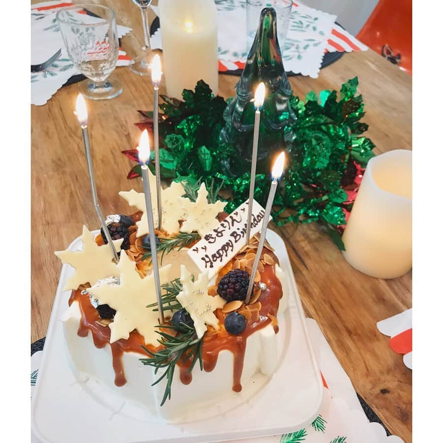奥村愛子さんのインスタグラム写真 - (奥村愛子Instagram)「* 友人宅でクリスマスランチ🎄 スパイスから作った美味しいカレー最高〜 飾り付けもかわいい♡ 少し前に誕生日だった子のお祝いも。 米粉のケーキもちもちで美味でした🧁」12月24日 23時56分 - okumuraaiko