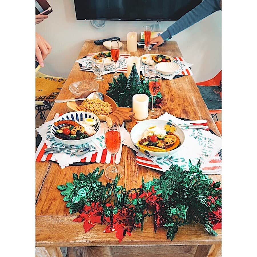 奥村愛子のインスタグラム：「* 友人宅でクリスマスランチ🎄 スパイスから作った美味しいカレー最高〜 飾り付けもかわいい♡ 少し前に誕生日だった子のお祝いも。 米粉のケーキもちもちで美味でした🧁」