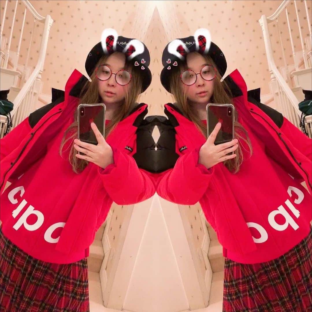 川瀬智子のインスタグラム：「Hello!RED!RED!RED! ストーリーもみてね クリスマスイーヴ🎄  CUPCAKE ICE CREAM BY MILKFED.だよ🥤♥️ #最近趣味になったマネキンコーデと撮影♡ #きせかえ人形が欲しかったから楽しさがやばいですー♡」