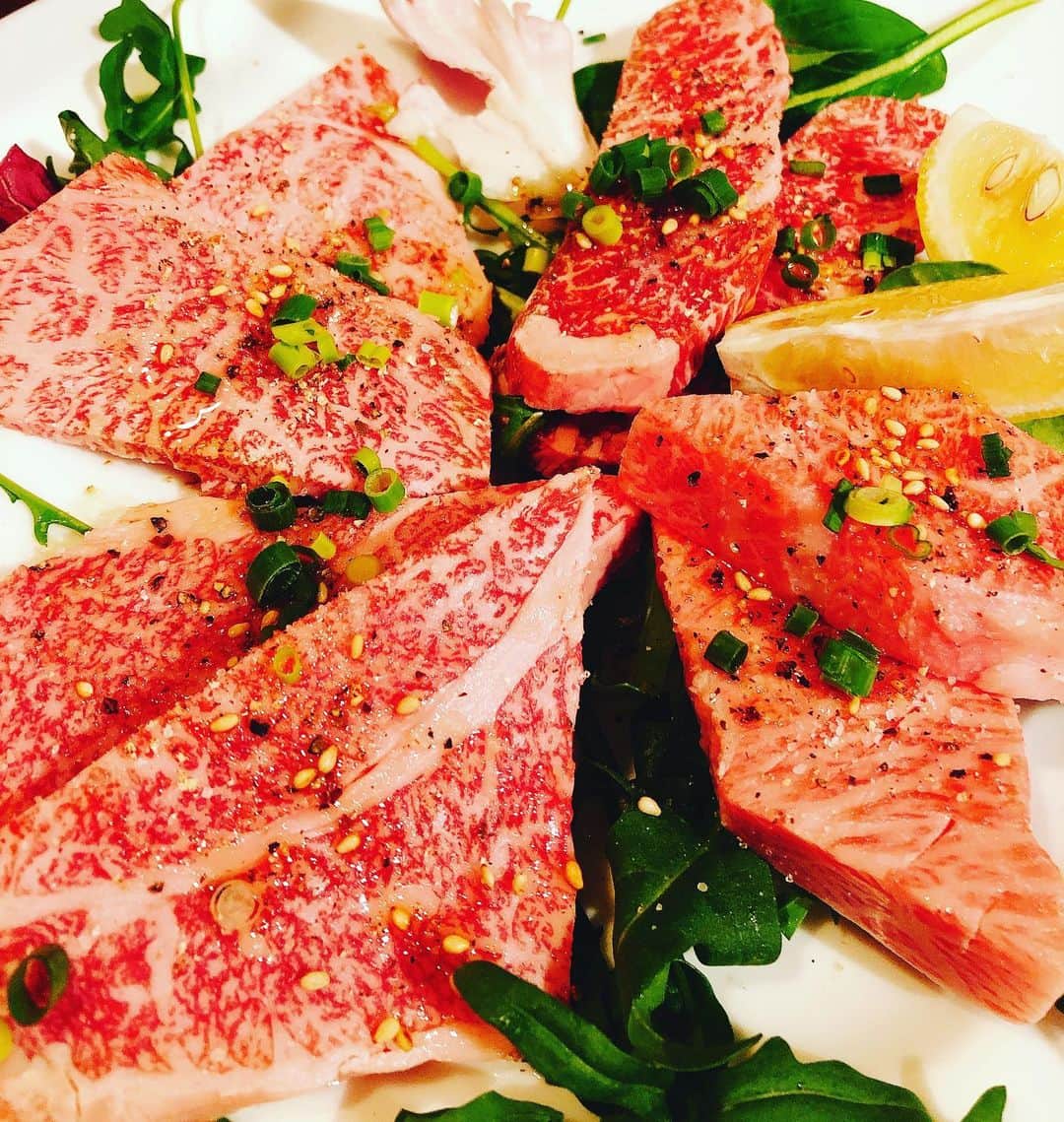 のインスタグラム：「🍴🥂🍴 肉焼いたった！ #焼肉 #仙台牛 #a5 #食べ過ぎ  #美味しゅうございました  #xmas #eve」