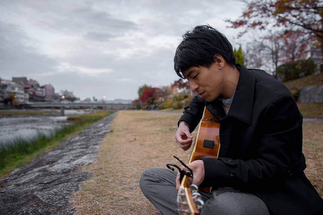 Terry Birdのインスタグラム：「Ada orang dulu selalu kata, kalau nak mencari ilham atau idea, mesti duduk di tempat yang tenang dan juga ada bunyi air, seperti di sungai 😎 • • This picture was taken at Kamogawa River, in Kyoto. Bila saya di sini, saya rasa relax dan suka main guitar.  Kalau awak yang suka main guitar, awak suka main guitar di mana? • • #kyoto #japan #kamogawa #kamogawariver #kamoriver #chill #relax #takaaki #takaakiterry」