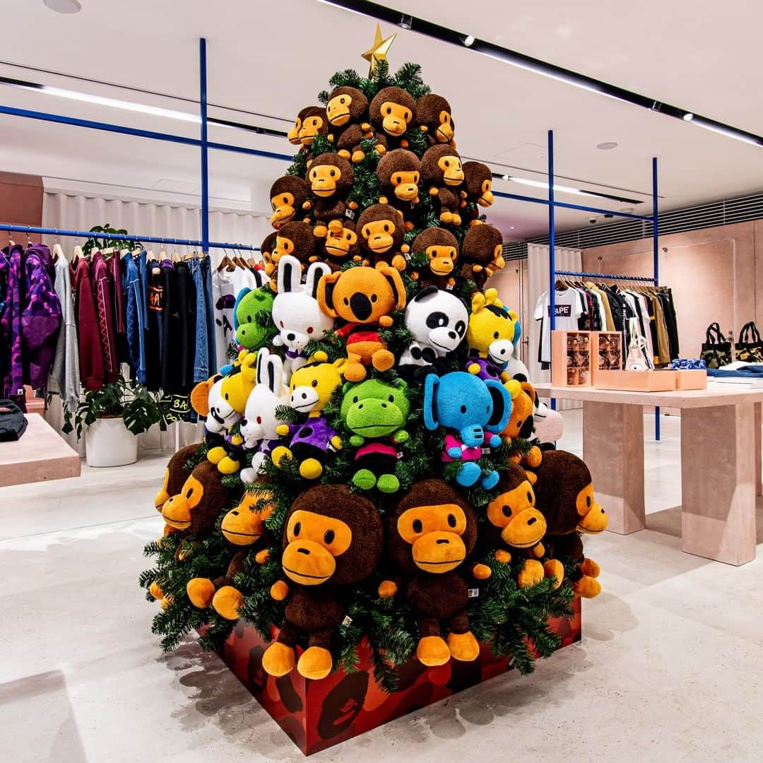 ア ベイシング エイプさんのインスタグラム写真 - (ア ベイシング エイプInstagram)「BABY MILO®  X'MAS tree welcomes you @bapestoreharajuku  #happyholidays」12月25日 0時00分 - bape_japan