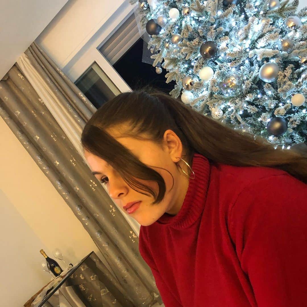 マリオムスカリエッロさんのインスタグラム写真 - (マリオムスカリエッロInstagram)「.com 🇺🇸: it's not Christmas if you don't wear something red.  The traditions are the essence of who we are. Merry Christmas. - - - 🇮🇹: Non é Natale se non indossi qualcosa di rosso. Le tradizioni sono ciò che noi siamo. Buon Natale. - @chiaralauramuscariello」12月25日 5時25分 - mariomuscariello