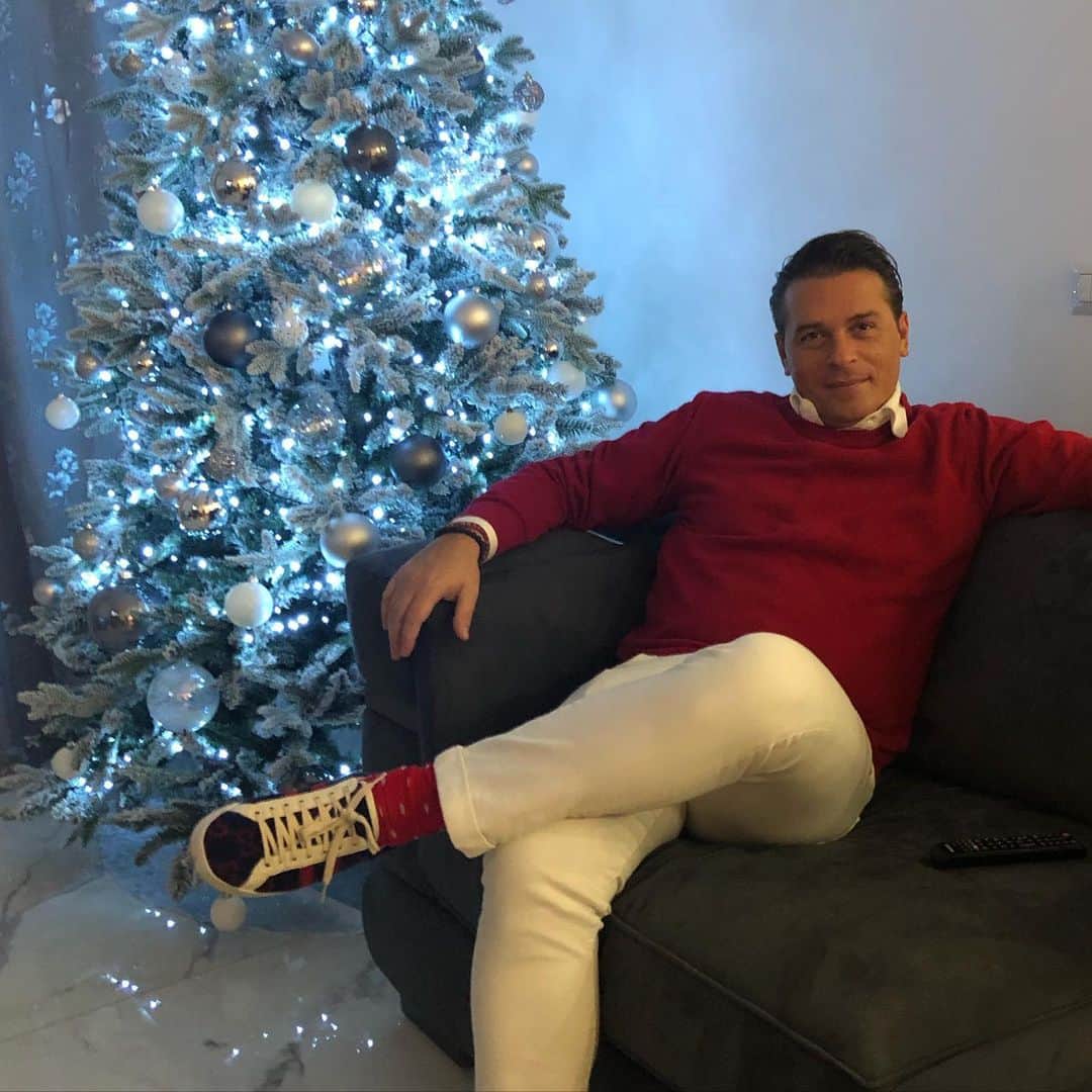 マリオムスカリエッロさんのインスタグラム写真 - (マリオムスカリエッロInstagram)「.com 🇺🇸: it's not Christmas if you don't wear something red.  The traditions are the essence of who we are. Merry Christmas. - - - 🇮🇹: Non é Natale se non indossi qualcosa di rosso. Le tradizioni sono ciò che noi siamo. Buon Natale. - @chiaralauramuscariello」12月25日 5時25分 - mariomuscariello
