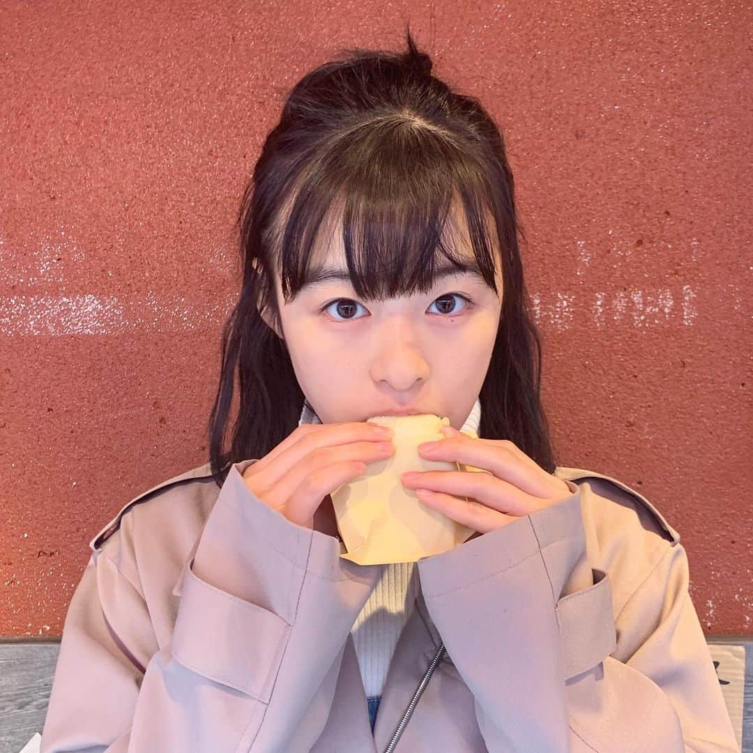 森七菜さんのインスタグラム写真 - (森七菜Instagram)「パクリ😋 #食べ歩き #揚げまんじゅう #すずめちゃんヘア #ハマり中〜」12月25日 0時09分 - morinana_official