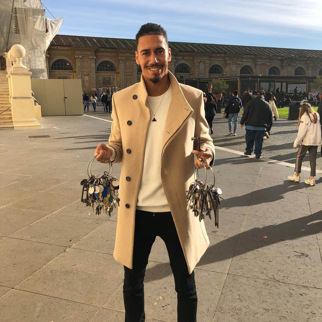 クリス・スモーリングのインスタグラム：「Holding the key to the city 🗝 Loving our first Christmas in Rome with the family. From mine to yours wishing you the best holiday period 🖤」