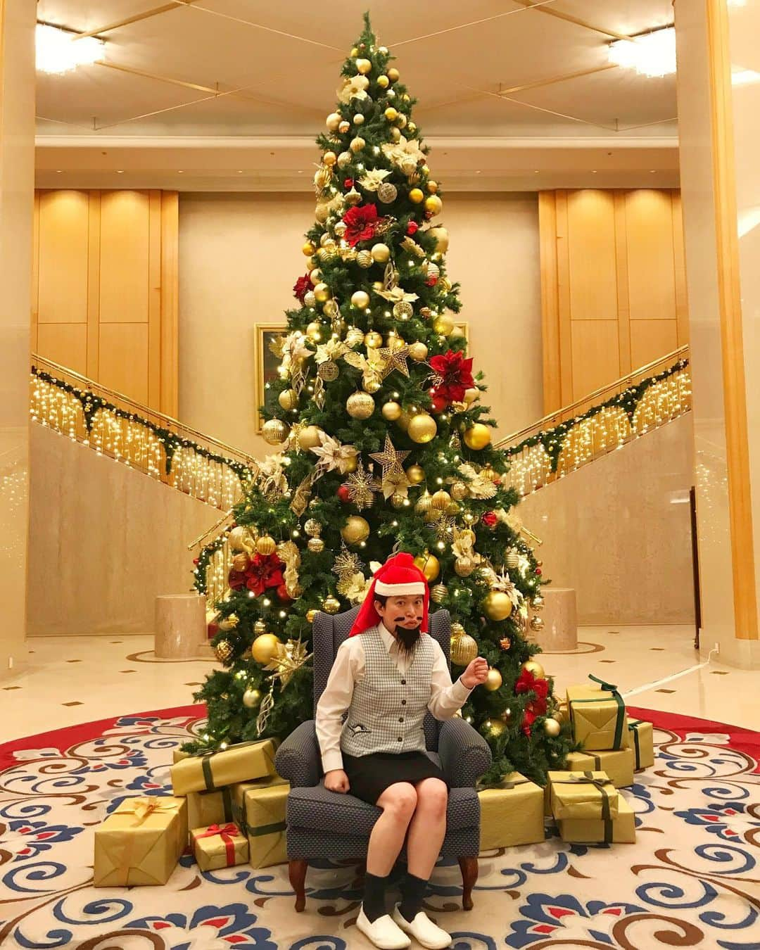 脳みそ夫さんのインスタグラム写真 - (脳みそ夫Instagram)「メリークリスマ〜ス！（たこ口） . 仕事で広島に来てる〜す！ . みんなは胸☆キュン隋使！なクリスマ〜ス過ごして〜す！ . #OL聖徳太子 #脳みそ夫 #クリスマス #クリスマスツリー #プレゼントは蘇我氏に渡す」12月25日 0時05分 - nou_misoo