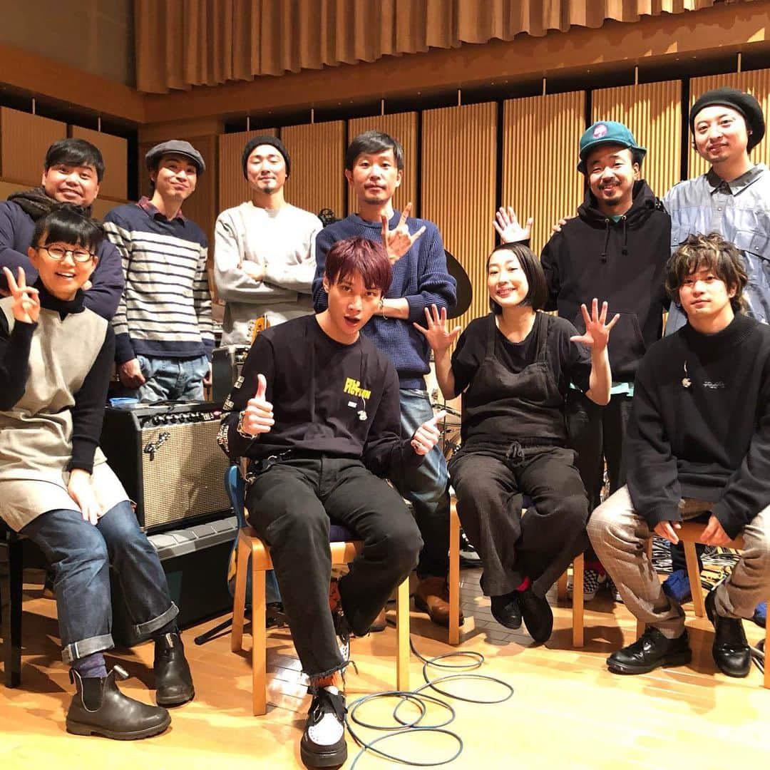 土井コマキのインスタグラム：「FM802 ロック大忘年会「RADIO CRAZY」最終日の「I’M FISH〜フィッシュマンズトリビュート」  ホストバンドのbonobosにゲストボーカルの皆さんが合流してのリハ。いい予感しかしないリハでした。 想像を遥かに超えてます。みんな歌い出した瞬間に、はい優勝🏅そして何度か通すうちに、どんどんボノボの演奏のグルーヴとゲストボーカリストの歌の息遣いが寄り添ってくる。「気持ちいい！」をみんな連発してます。  これはエライことなりますよ。いつもは見れない表情の歌を聴けます、きっと。  追加でセッション曲も新たに発表になりました。 ↓こちら↓ ◉ 「SEASON」蔡忠浩 (bonobos) ◉ 「ナイトクルージング」福永浩平(雨のパレード） ◉ 「いかれたBaby」牧 達弥（go!go!vanillas） ◉「頼りない天使」三原健司(フレデリック) ◉MAGIC LOVE/福永浩平＆蔡忠浩 ◉ MELODY/三原健司＆牧達弥＆蔡忠浩 ◉ チャンス/ALL  #レディクレ #fm802 #フィッシュマンズトリビュート #フィッシュマンズ」