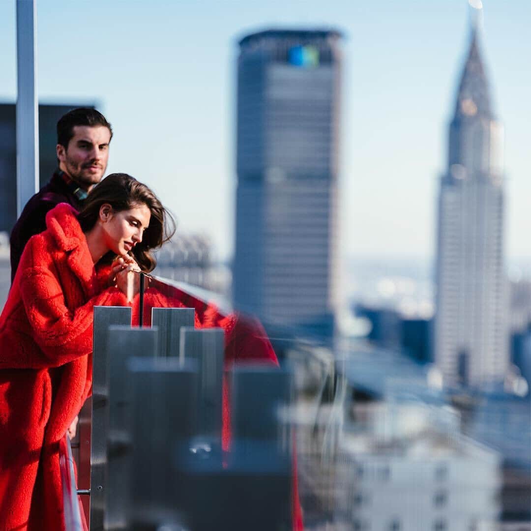 のインスタグラム：「If you need us, we'll be up here @hyattcentric watching for Santa 👀🎅 How are you spending #ChristmasEve? 📷: @kat_in_nyc . . . . . . . #RedCoat #CoupleGoals #WinterStyle #OOTD #WinterFashion #Style #Fashion #BloomiesHoliday #NYCViews #Bloomingdalesh」
