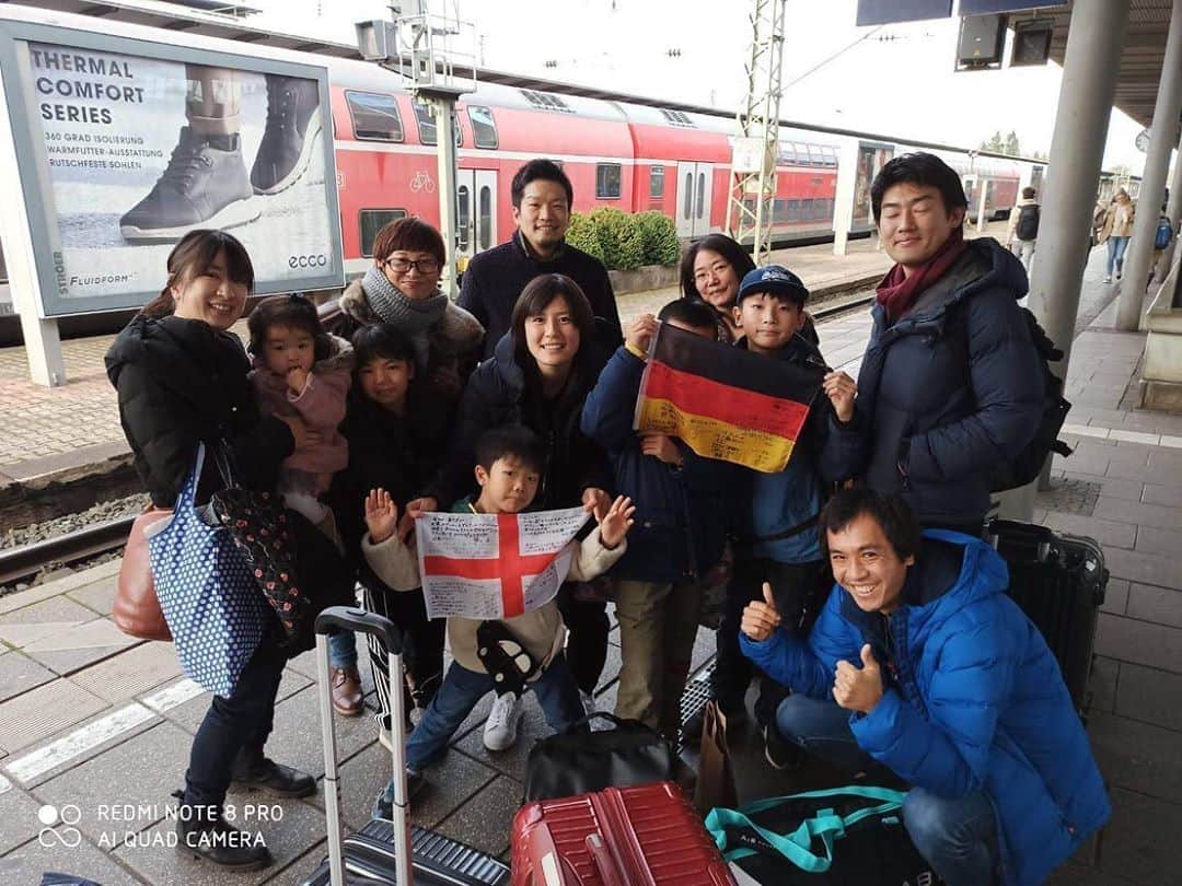 猶本光さんのインスタグラム写真 - (猶本光Instagram)「帰国する日、駅までお見送りに来ていただきました！ そして、ドイツとフライブルクの旗に、フライブルクの日本人の方たちからメッセージをいただきました🙇‍♂️ ドイツでもたくさんの方に応援していただき、支えていただいたおかげで今の私がいます。本当に感謝しています。 Danke für eure Unterstützung 🙏」12月25日 0時27分 - naomoto6hikaru
