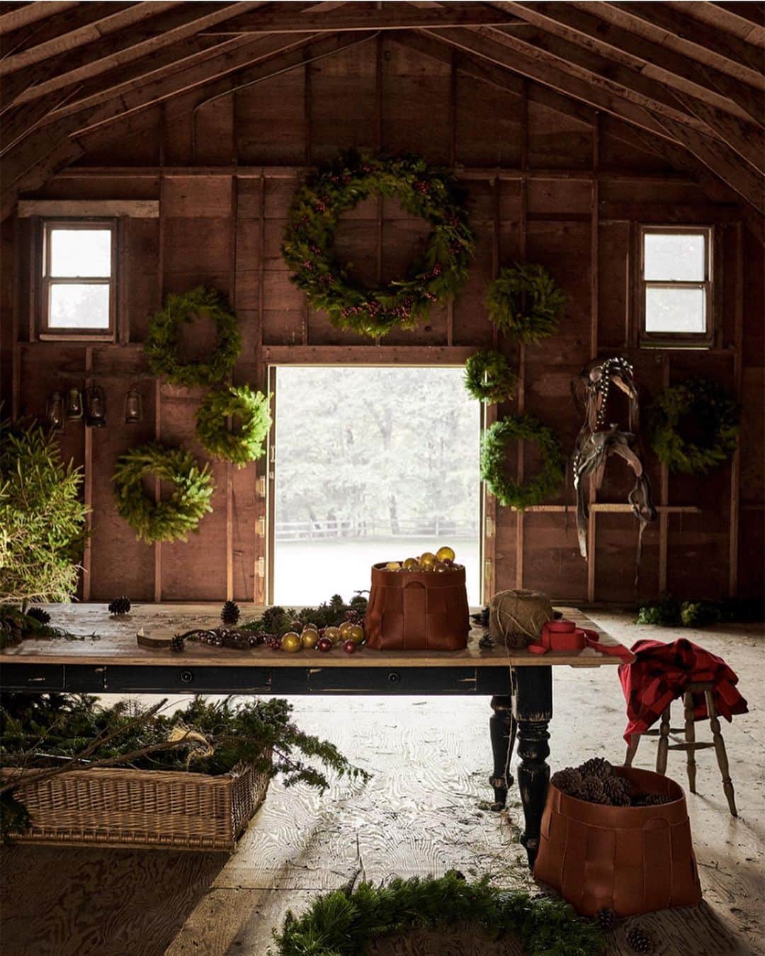 Polo Ralph Laurenさんのインスタグラム写真 - (Polo Ralph LaurenInstagram)「Fresh-cut greenery brings the scent of the season to any space.  Discover more classic holiday inspiration from #RalphLaurenHome via bio link.  #PoloRalphLauren #EveryMomentIsAGift #RLGifts」12月25日 0時27分 - poloralphlauren
