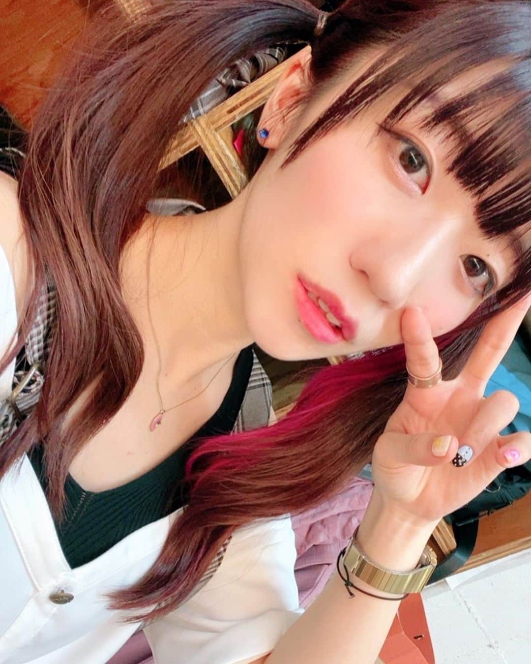 のインスタグラム：「Happy Holidays❤︎(全然平日ですが笑) 寝て起きたらライブ！の前にメンテ！ ꙳ #merrychristmas #happyholidays #moalaniwax #ブラジリアンワックス #脱毛 #下北沢jm整体 #整体 ꙳ 寝て起きたら主催ライブ！ 楽しみ！ なので今日は仕事の合間にがっつりメンテ行かせてもらいました☻ Moalaniさんは通い出してからどれくらい経っただろ〜？ いつも丁寧な施術ありがとうございます！ 最近通いましたJM整体さんはまじで体の正しい位置に戻る感じで最高！ 超楽になる。。 明日ライブなんですって伝えたら 喉が開きやすくなるように体全体整えてくださいました☆ ライブ楽しみだ〜 当日券あるので良ければ！ 詳細はハイライトの「クリスマス」からどうぞ☻ 良きクリスマスを過ごしましょ✪」