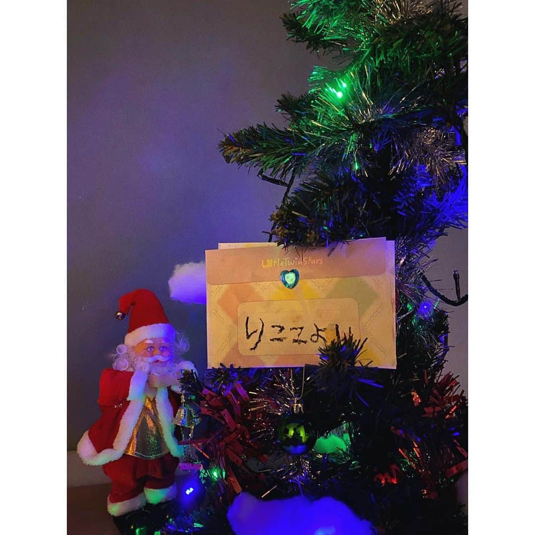 松本恵奈さんのインスタグラム写真 - (松本恵奈Instagram)「MERRY CHRISTMAS🌲🎅 子供達もサンタさんにお手紙を書いて準備万端で眠りにつきました💤 2人が「サンタさんに会えるかな、ちゃんとプレゼントくれるかな」と胸を膨らませている姿を見ていると、なんだか昔の自分を思い出し懐かしい気持ちになります☺️ 「もぅサンタさん来てくれないよ！」が使えなくなるのは少し残念ですが、笑 皆さんも素敵なクリスマスを♡ #xmas」12月25日 0時35分 - ena1123