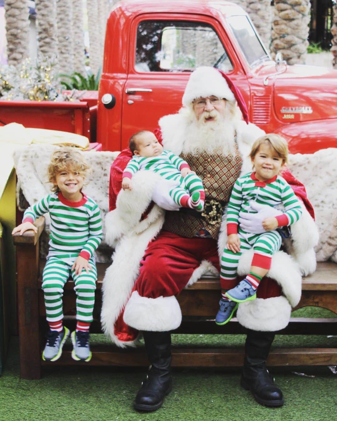 マイケル・フェルプスさんのインスタグラム写真 - (マイケル・フェルプスInstagram)「Santa!!! It was a success... all smiles and no tears 😂. Merry Xmas and happy holidays to all!!!」12月25日 0時36分 - m_phelps00