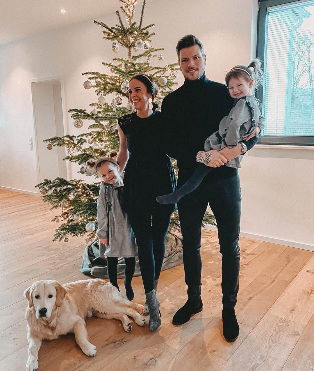 ダニエル・ギンチェクのインスタグラム：「Merry christmas 🎄 Liebe Grüße die Ginczek‘s ✌🏼」