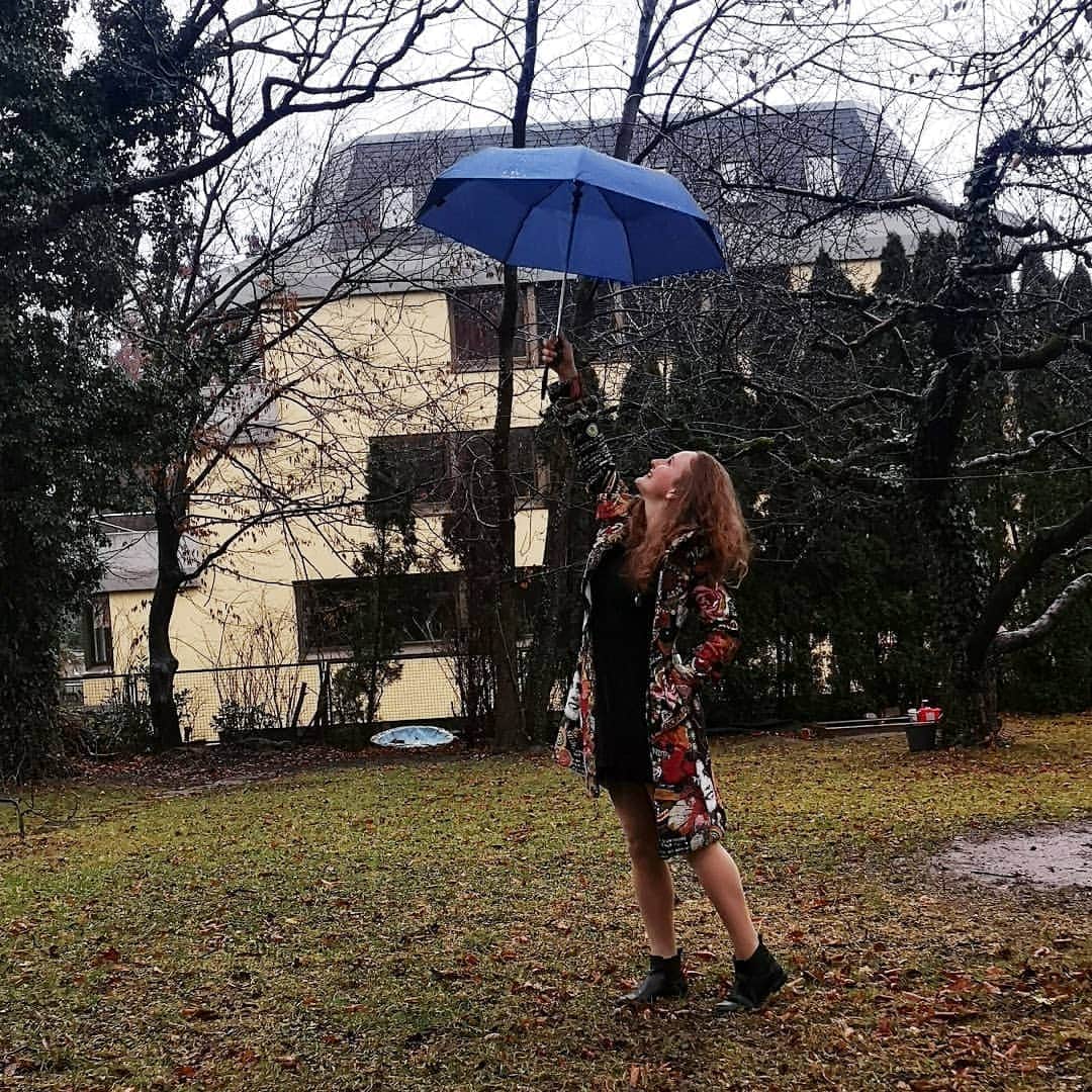 ハンナ・シューベルトのインスタグラム：「When you'd like to take a Christmas picture in the snow but the only thing you get is rain🙄☔😂 But that's not what it is about right😉 So merry Christmas everyone 😊🎉 Hope you all have a great time with your families❤️」