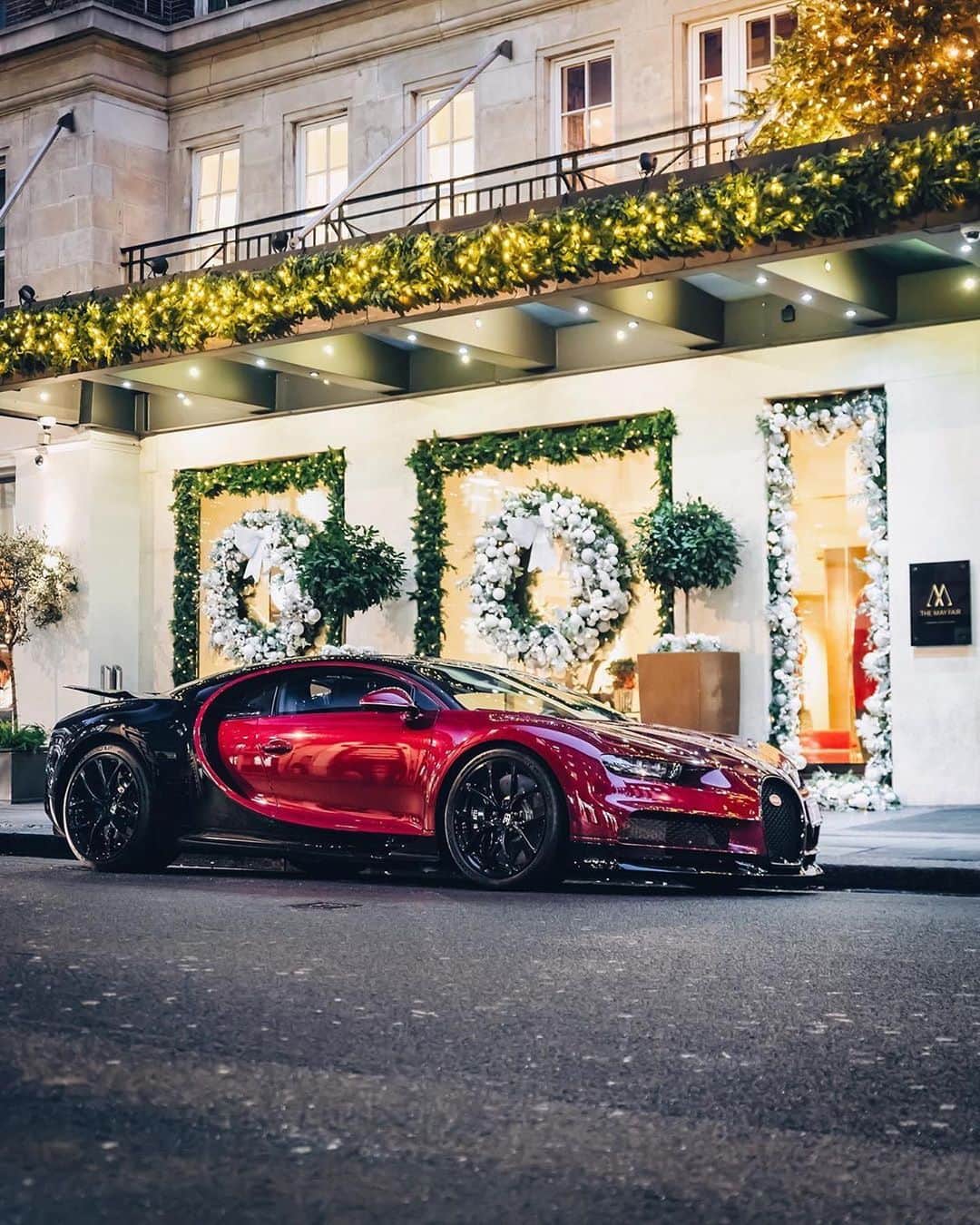 CARLiFESTYLEさんのインスタグラム写真 - (CARLiFESTYLEInstagram)「What dream car would you like for Christmas? 🎅🏼🎄Photos by @tfjj #carlifestyle #Bugatti #Chiron」12月25日 0時34分 - carlifestyle