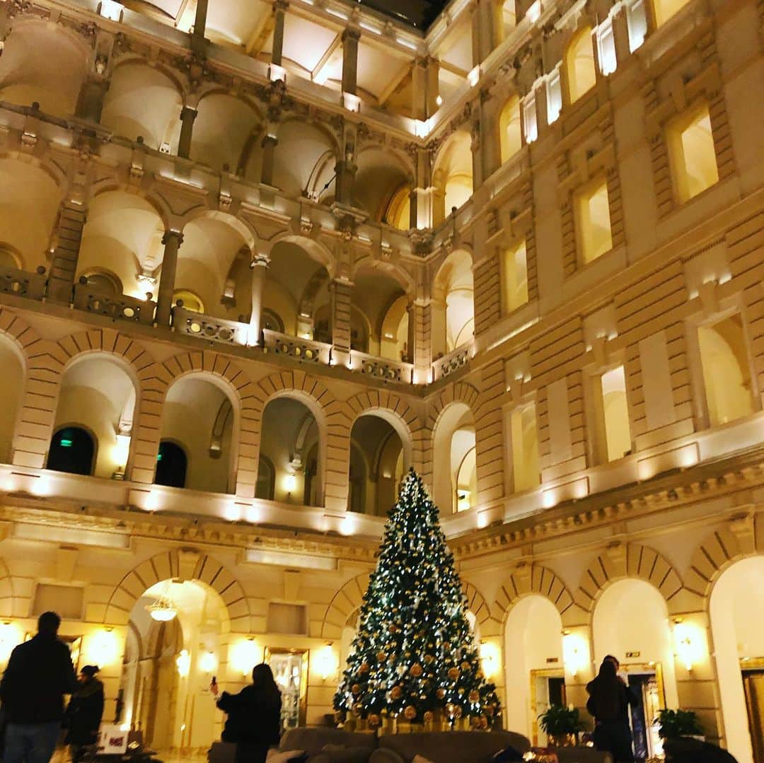 ジェフリー・バトルさんのインスタグラム写真 - (ジェフリー・バトルInstagram)「Having a fabulous Christmas in Budapest.」12月25日 0時34分 - j_butt