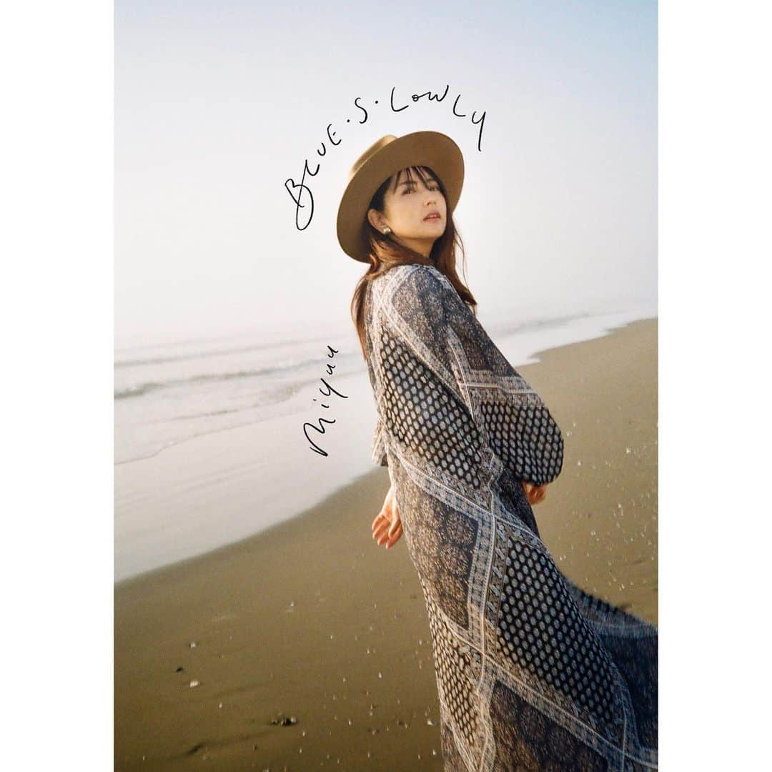 Miyuuさんのインスタグラム写真 - (MiyuuInstagram)「・ ✨🌅Miyuu 1st Full albumリリース決定！🌅✨﻿ ﻿ 2020年2月26日(水)に、初フルアルバム「BLUE・S・LOWLY」のリリースが決定しました！﻿ ﻿ 私がイメージしていたものを音でも、アートワークでも表現できたと思っています‼︎﻿ この作品に関わってくれたスタッフやクリエイターさんに言葉では到底伝えきれないくらいの感謝をしながら、最後まで妥協せずに、この作品をしっかり作り上げたいと思います！﻿ ﻿ 一足先に、3タイプのアートワークが解禁です！﻿ そして、ミューモでは、今朝から予約を受け付けています！﻿ 詳しくはHPまで。﻿ ﻿ ①[CDアルバム]  BLUE・S・LOWLY ﻿ 2020.02.26  AVCD-96432 ¥2,800(税込) ﻿ ﻿ ② [CD+DVD]  BLUE・S・LOWLY ﻿ 2020.02.26  AVCD-96431/B ¥5,000(税込) ﻿ ﻿ ③ [CD+Blu-ray]  BLUE・S・LOWLY ﻿ 2020.02.26  AVC1-96433/B ¥7,500(税込) ﻿ #miyuu #miyuusic﻿ ※先ほど、投稿した文章と同じです！ コメントしてくれたみなさま、消えてしまい、申し訳ございません！ばっちりスクリーンショットを撮らせて頂きましたので、私からみんなのコメントをコメントします‼︎」12月25日 0時44分 - miyuuamazing