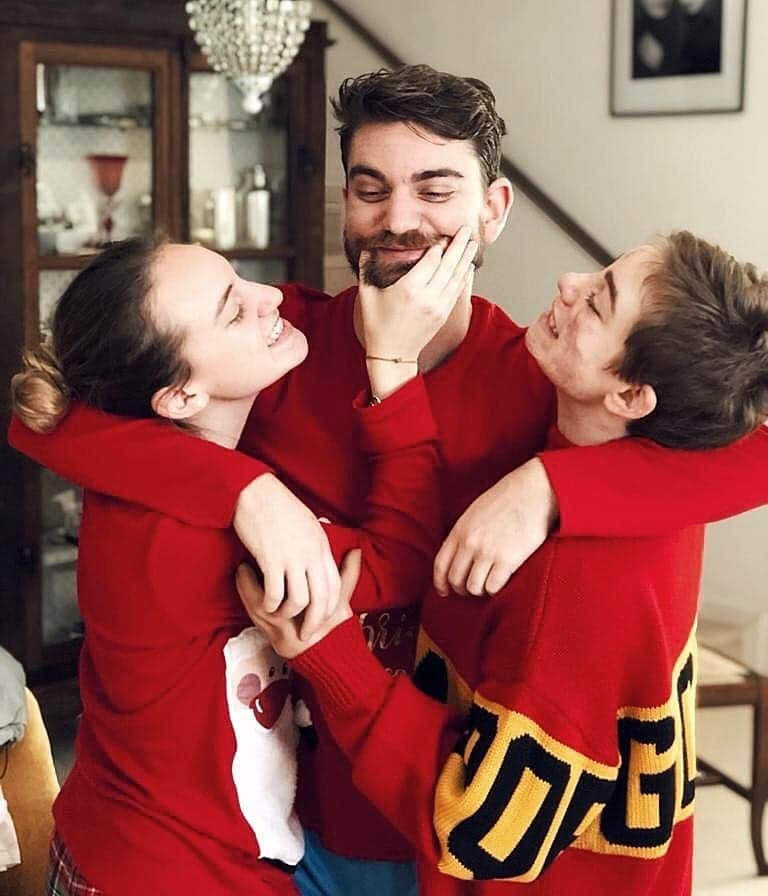 ベアトリーチェ・ヴィオのインスタグラム：「Tanti auguri a tutti! 🥳🎄🥂 Che bello festeggiare il Natale in famiglia...anche se dobbiamo migliorarci un po’ con questo autoscatto 😂  Ci manca solo il nonno Giorgio, un pochino acciaccato, ma presto tornerà più gajardo di prima...ti vogliamo bene nonno!!! 🥰 . . #BuonNatale2019 #MerryChristmas #XMasTime」
