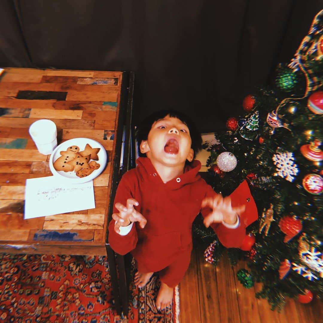 紗羅マリーさんのインスタグラム写真 - (紗羅マリーInstagram)「ブーちゃんは、自分で作ったクッキーとミルク お手紙をサンタへ🍪🥛💌🎅🎄 明日の朝が楽しみね🥺❤️ そしてお友達のお家でクリスマスパーティーも🥳🎉 毎年みんなで祝えるのは嬉しいです❤️ 皆様🌹　Merry Christmas🤶💋💋 サンタがママにキスしてる所見られないようにね🤫 #ギリギリで欲しいもの変えられた　#今更無理です」12月25日 0時42分 - saramary12