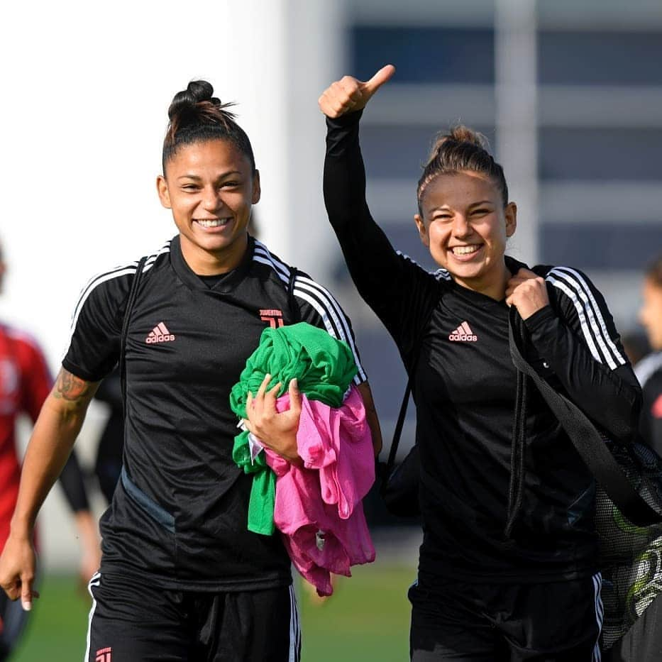 ユヴェントスFCさんのインスタグラム写真 - (ユヴェントスFCInstagram)「It's been a fantastic year of smiles and celebrations for #JuventusWomen 😊🙌⚪⚫ #FinoAllaFine #ForzaJuve」12月25日 0時53分 - juventus