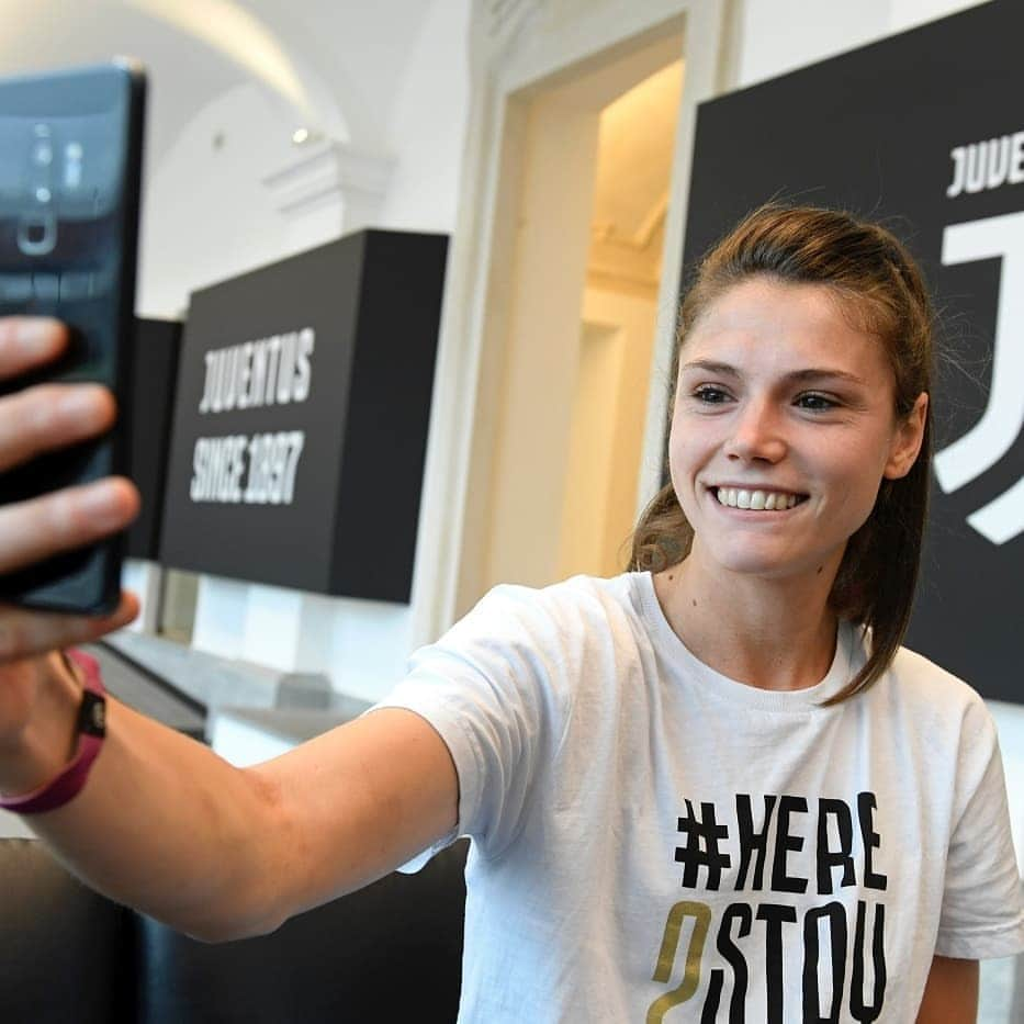 ユヴェントスFCさんのインスタグラム写真 - (ユヴェントスFCInstagram)「It's been a fantastic year of smiles and celebrations for #JuventusWomen 😊🙌⚪⚫ #FinoAllaFine #ForzaJuve」12月25日 0時53分 - juventus