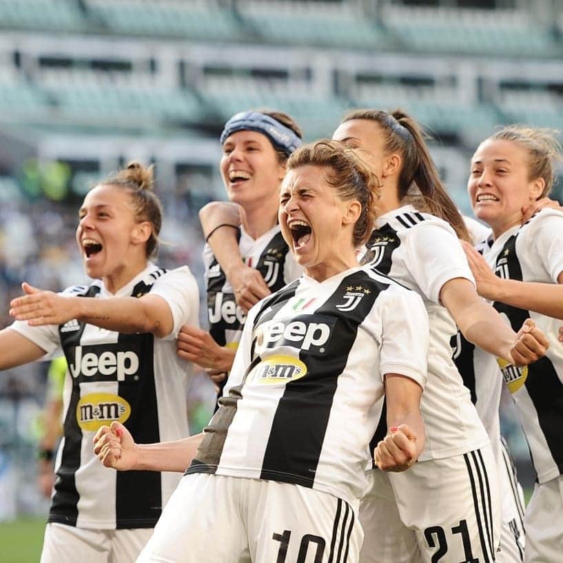 ユヴェントスFCさんのインスタグラム写真 - (ユヴェントスFCInstagram)「It's been a fantastic year of smiles and celebrations for #JuventusWomen 😊🙌⚪⚫ #FinoAllaFine #ForzaJuve」12月25日 0時53分 - juventus