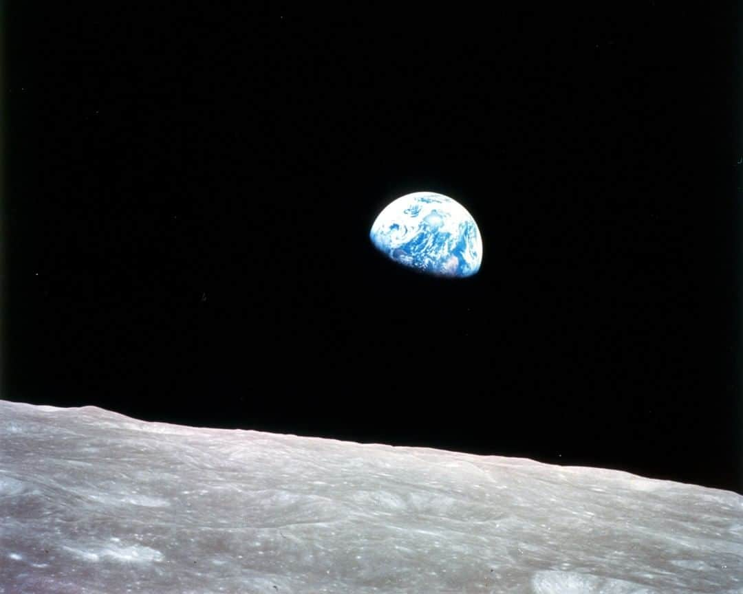 NASAさんのインスタグラム写真 - (NASAInstagram)「"The vast loneliness is awe-inspiring and it makes you realize just what you have back there on Earth."⁣⁣ ⁣⁣ On #ChristmasEve in 1968, Apollo 8 became the first mission to orbit the Moon. During a live broadcast, the astronauts showed pictures of the Earth and Moon as seen from their spacecraft and took turns reading from the book of Genesis.⁣⁣ ⁣⁣ Inage Credit: NASA⁣⁣ ⁣⁣ #NASA #ChristmasEve #Apollo #Earthrise」12月25日 0時48分 - nasa