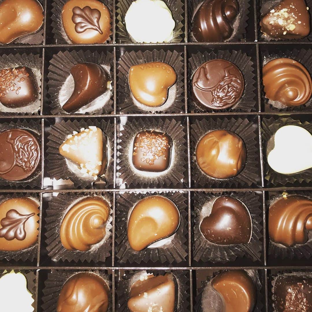 CHARAさんのインスタグラム写真 - (CHARAInstagram)「寝る前にチョコ食べるシーズン 自分に買いました 🎄さぁ、食べまくろう！」12月25日 0時54分 - chara_official_