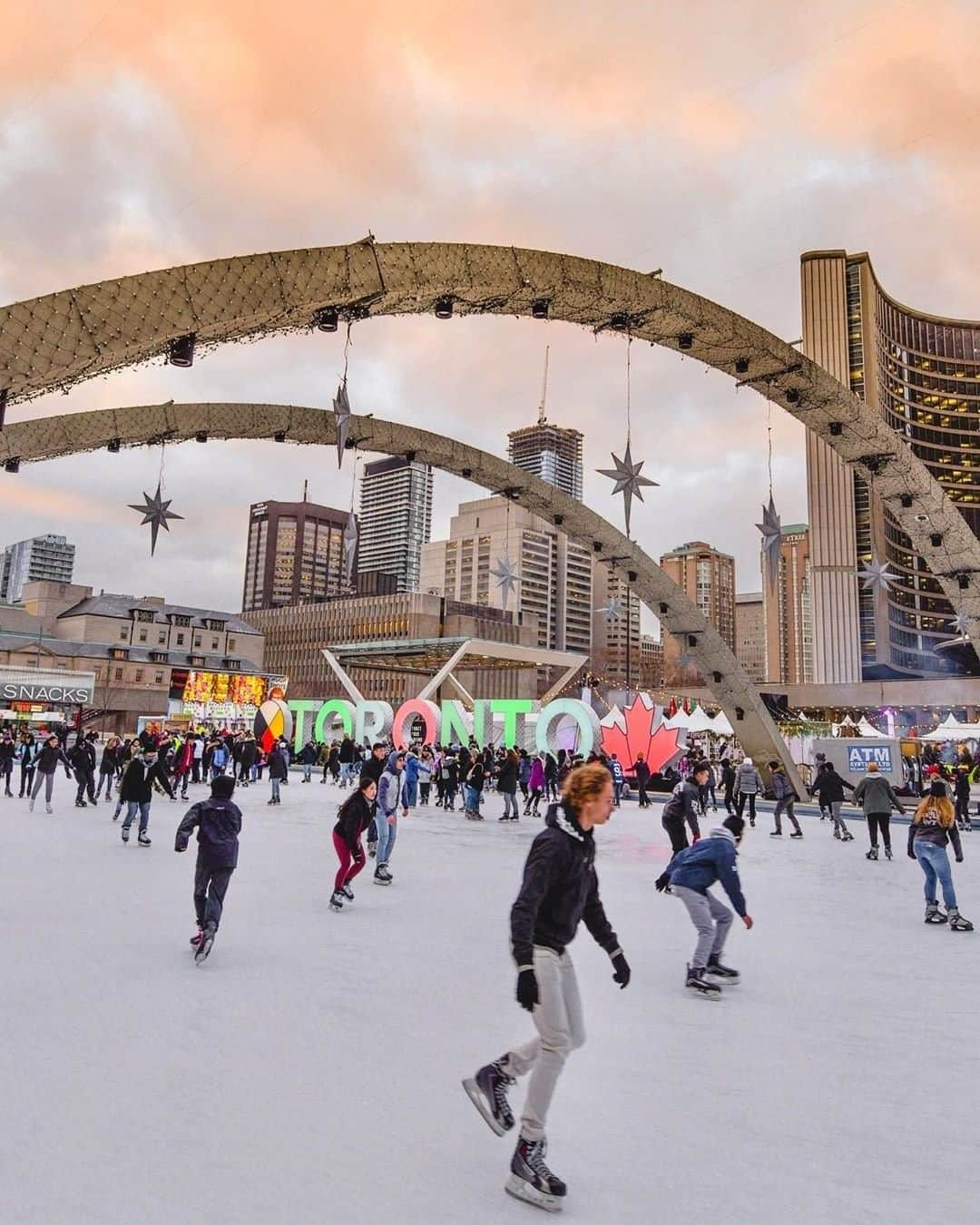 Explore Canadaさんのインスタグラム写真 - (Explore CanadaInstagram)「The skating rink at Nathan Phillips Square is one of Toronto’s most celebrated attractions. Set in the city centre with a backdrop of twinkling lights and a beautifully decorated tree, it’ll get you in the holiday spirit in no time! Bring your own skates or rent them for $10 ($5 for children 12 and under) and enjoy one of Canada’s favourite winter activities! #ExploreCanada⁠ ⁠ 📷: @randyapostol⁠ 📍: @seetorontonow, @ontariotravel⁠ ⁠ #SeeTorontoNow #DiscoverON⁠」12月25日 1時00分 - explorecanada