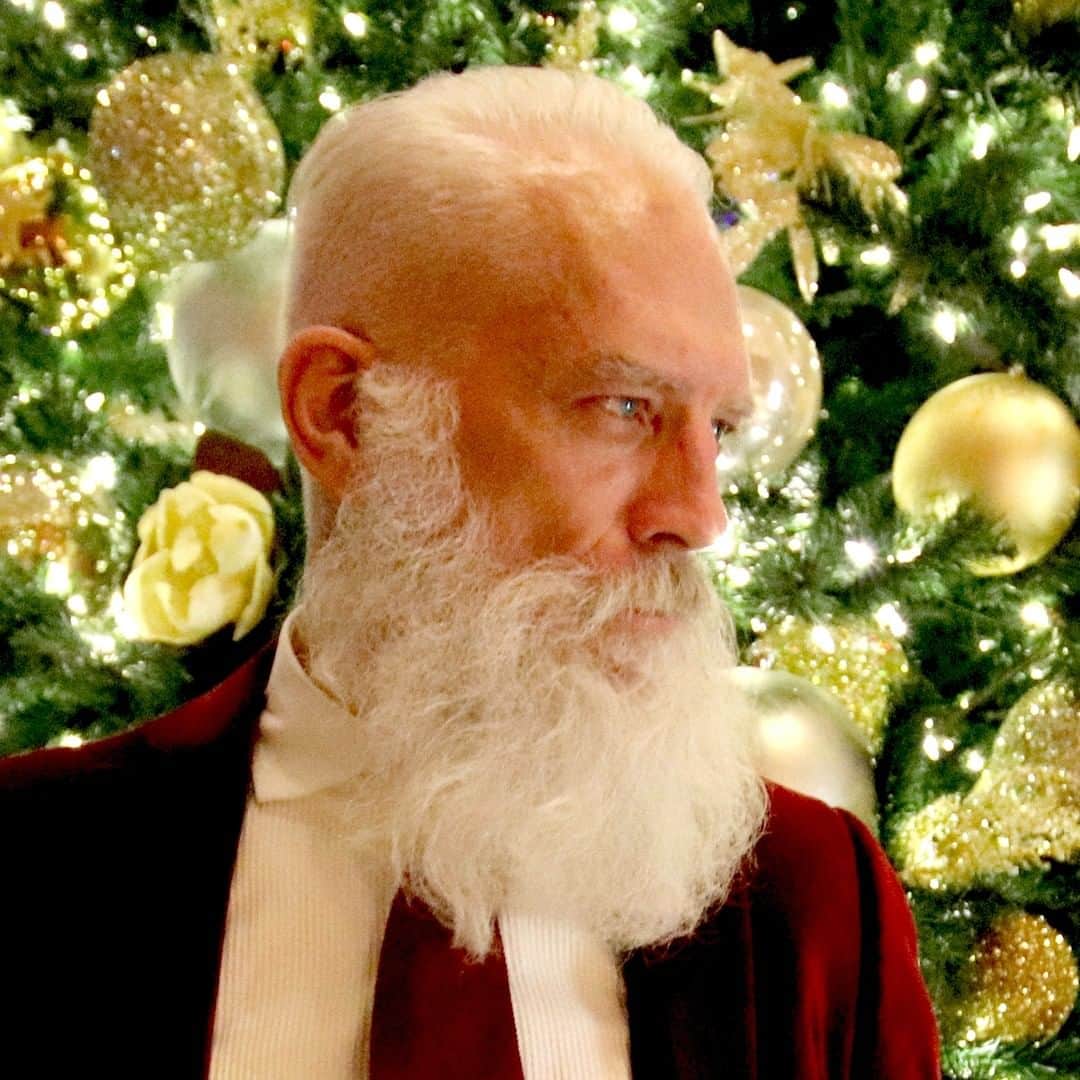 VICEさんのインスタグラム写真 - (VICEInstagram)「Thousands of people—including celebrities like Justin Bieber—have flocked to see @FashionSanta. 🎅 🤳⁠ ⁠ The role has undeniably taken model Paul Mason's life in incredible directions, but the soaring highs have also been marked by personal loss, grief, and lawsuits. ⁠ ⁠ His origin story should be a Christmas movie (Hallmark, call us). Link in bio. 🎄⁠ ⁠ 📷: @presgang」12月25日 1時01分 - vice