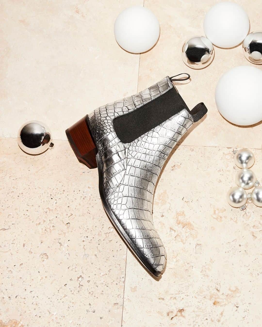 Giuseppe Zanotti Designさんのインスタグラム写真 - (Giuseppe Zanotti DesignInstagram)「'Tis the season for twinkling lights and boots that light up the night. In croc-embossed silver leather with a block heel, the all-eyes-on me ABBEY. #GiuseppeZanotti #gzss20」12月25日 1時01分 - giuseppezanotti