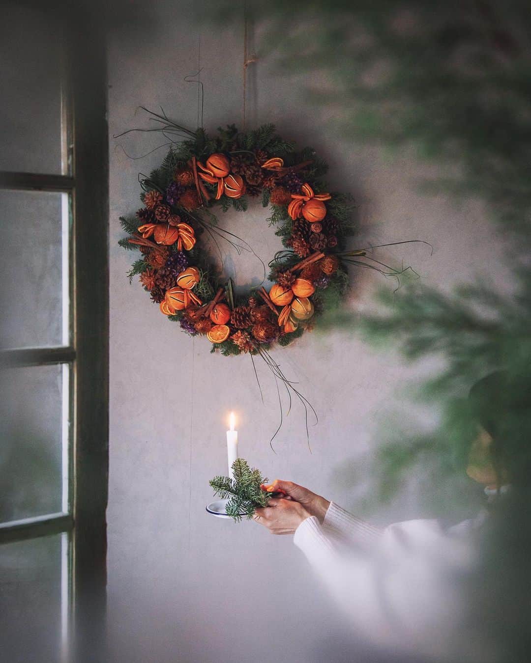 柳澤麻衣のインスタグラム：「May you enjoy the special moments of the Christmas Season! . 今年の我が家のクリスマスリースはオレンジとシナモンのリース。何だかとても忙しい年末になり、数日前にやっと飾ることができました。 . メリークリスマス✨🕯」