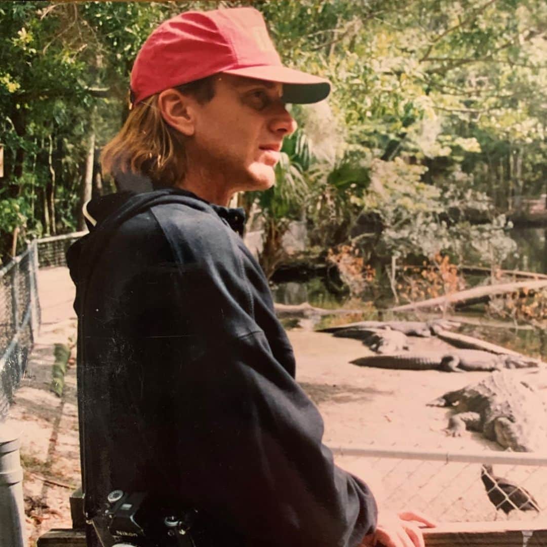 ラングリー・フォックスのインスタグラム：「I lost my dad to cancer on Thursday. Today is his birthday. It’s unfathomable the idea of living a life without him. A day without him reaching out to me throughout the day just to check in even on his sickest days. It’s unfair of the world to have had him suffer and to have taken him from me and my sister. He was not only my father, but my best friend. Not a person in the world who met him didn’t love him, especially his inappropriate humor and his endless amount of stories to entertain you with. I miss his name on my phone screen. I miss sitting and doing absolutely nothing with him. I miss him telling me how weird I am. I miss making him grilled cheese for breakfast, lunch, and dinner. I miss his made up languages and the shocking things he said to me to make me laugh. He gave me more love than a person could give another person and made me feel safe in my skin when no one else could. I’ll miss him every second of everyday. I can’t image this heartbreak ever going away. I love you dad.」