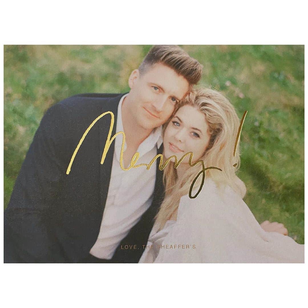 サーシャ・ピーターズのインスタグラム：「Wishing you and yours a very Merry Christmas and a beautiful holiday season. 💫 Love, The Sheaffer’s ✨」
