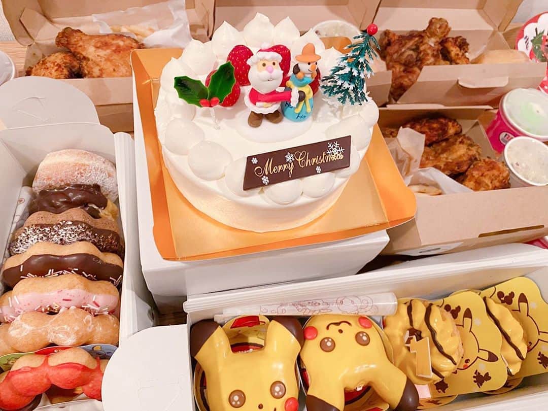 近藤千尋のインスタグラム：「Merry Christmas🎄💖 大好きなみんなと会えたChristmas Eve🤶🎅💕 大好きなエルサのおもちゃ 明日起きたら枕元にあればいいね❣️ 最近のアプリは化粧いらずカラコンいらず帽子いらずで全部加工してくれるのね😍笑  素敵なクリスマスを…🎄✨🎁 #ひーぼぉサンタがやってきた」