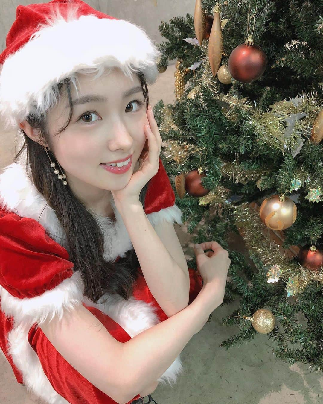 岩立沙穂さんのインスタグラム写真 - (岩立沙穂Instagram)「🎁 . Merry Christmas🎄 みんなが良い子にしてたから さっほーサンタがやってきたよ♡ なーんてっ😛笑 . 2019年ラスト握手会 ありがとうございました😊 すごく楽しい1年だった〜！とか さっほーを応援してて良かった！とか 嬉しいお言葉を沢山いただけて とっても幸せな締めくくりでした✨ 来年もっと頑張れちゃうな〜🐭💭 皆さんの言葉でパワーチャージしてます◎ また会いに来てくださいね♪ 今日来られなかった方も！待ってます🐢 . さぁ今年も残りあと少しだ。。 やりきりましょう〜🐗 . . #クリスマス #サンタさん #AKB48 #幕張メッセ #握手会 #ありがとう」12月25日 1時16分 - saho_iwatate104